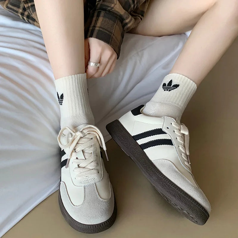Zapatillas de deporte de punta redonda planas de colores combinados Costura Zapatos de cordones de moda para mujer Primavera Otoño Gris Blanco